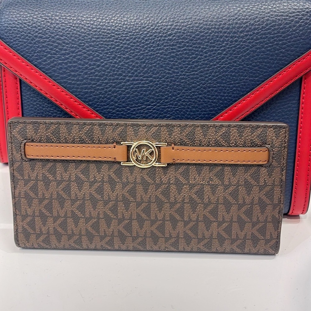 Michael Kors Reed Large Bifold Signature Snap Wallet Card Case
Brown
NWT